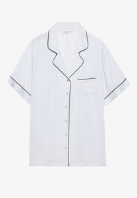 Chemise à manches courtes bleu clair avec des passepoils noirs, devant à boutons et poche poitrine. Fabriquée en tissu lisse et léger.