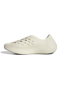 Παπούτσι τύπου slip-on σε μπεζ με ραβδωτή υφή και σχισμές αερισμού, με μίνιμαλ, αδιάκοπο σχεδιασμό και ελαφρώς ανυψωμένη φτέρνα.