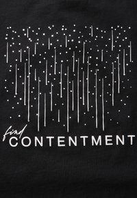 Černá látka obsahuje bílé písmo s nápisem "najdi SPOKOJENOST" a designem vertikálních čar a teček, který naznačuje vzor připomínající déšť.