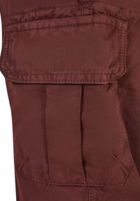 Burgunderfarbene Cargo-Hosen aus strukturiertem Material, mit einer großen Seitentasche und verstärkten Nähten an den Säumen.