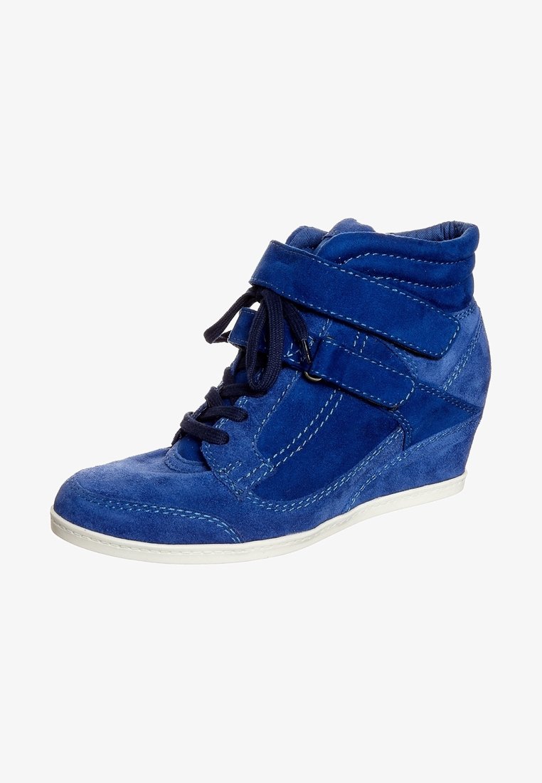 Baskets compensées en daim bleu avec lacets noirs et deux sangles réglables, semelle blanche et col rembourré pour un soutien de la cheville.