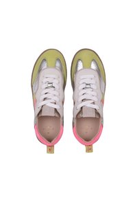 Sneakers multicolori con pelle verde, dettagli in argento, lacci bianchi, accenti rosa e una suola in gomma testurizzata.