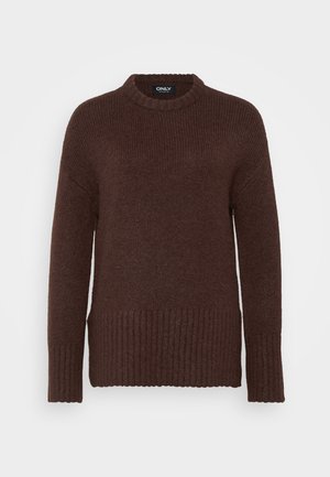 Maglione in maglia marrone con collo rotondo, polsini e fondo a coste. La texture è morbida e spessa, con un design a vestibilità rilassata.