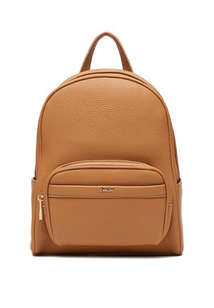 Mochila de cuero texturizado con bolsillo frontal con cremallera, asa superior y pequeño logo DeeZee en el centro del bolsillo.