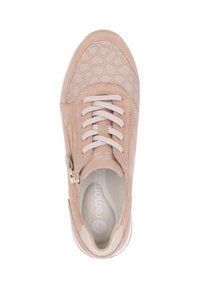 Lichtroze suède sneaker met een gestructureerde bovenkant, ronde neus, vetersluiting, zijrits en een witte rubberen zool.