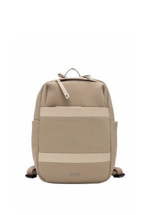 Zaino compatto beige con tasca frontale con cerniera, righe orizzontali beige, maniglia superiore e spallacci regolabili.