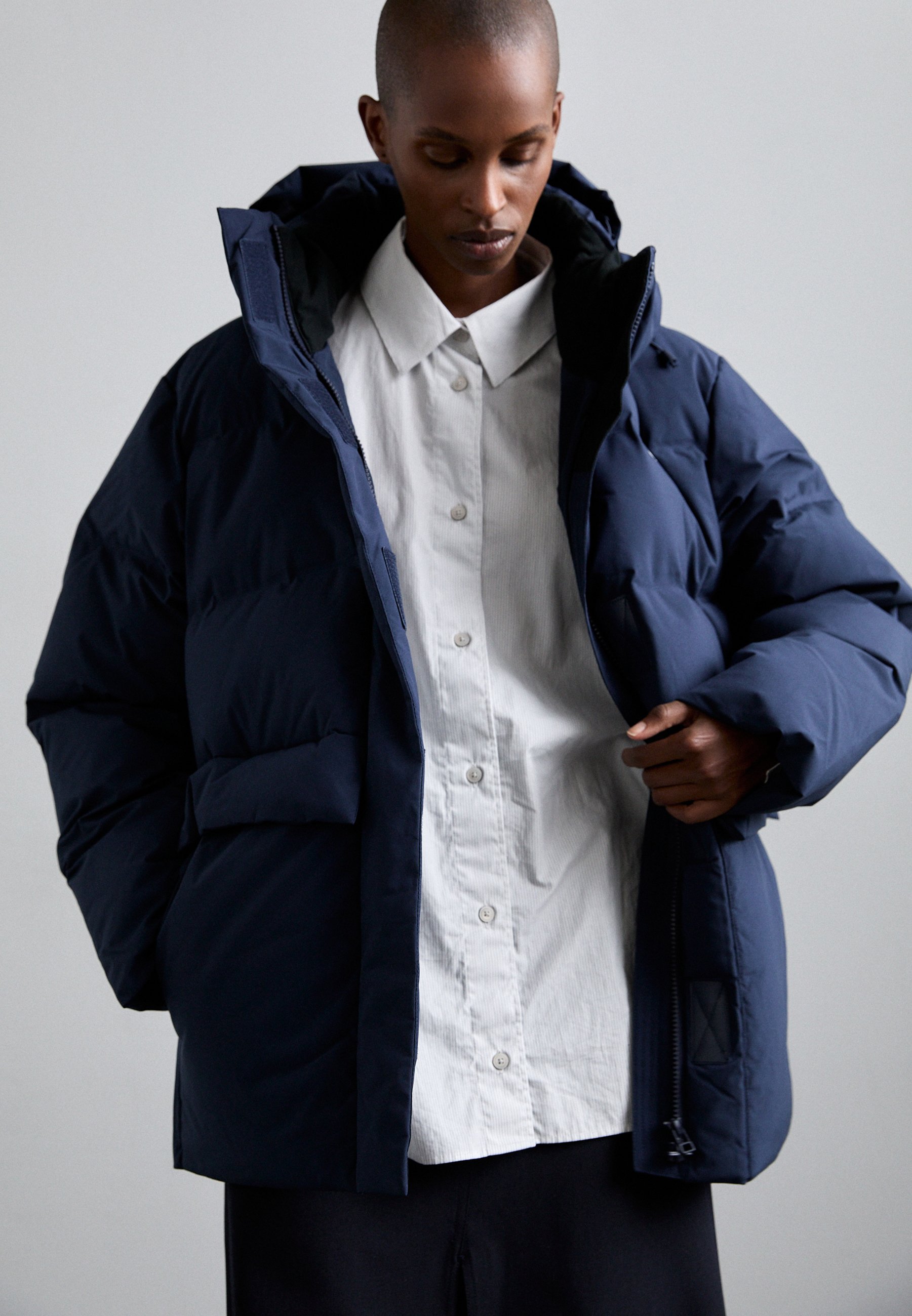 ジャケット・アウター DOWN FEATHER FOODIE BLOUSON/DARK NAVY Holzweiler BESSEGGEN JACKET - Down jacket - dark navy/dark blue