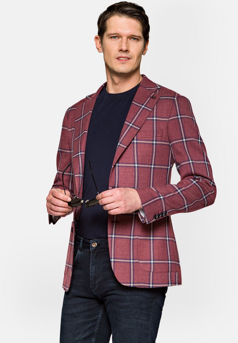 Burgundowa marynarka w kratę o teksturowanym wykończeniu, z klapami w kształcie norożca, zapięciem na dwa guziki i okularami przeciwsłonecznymi z metalowymi akcentami w ręku.
