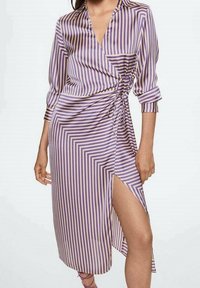 Raidallinen mekko purppuran ja beigeväri, jossa on kietaisumalli, pitkät hihat ja sivuhalkio. Sileä kangas, jossa on hienovarainen kiilto.