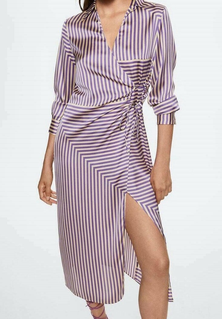 Raidallinen mekko purppuran ja beigeväri, jossa on kietaisumalli, pitkät hihat ja sivuhalkio. Sileä kangas, jossa on hienovarainen kiilto.