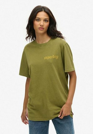 Camiseta de algodón color verde oliva con mangas cortas, que cuenta con un pequeño logo dorado de "superdry" en el pecho y un corte casual.