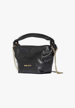 Sac à main en cuir noir avec motif matelassé, bandoulière chaîne dorée, poignée rembourrée et logo "Marc Ellis" en lettres dorées à l'avant.