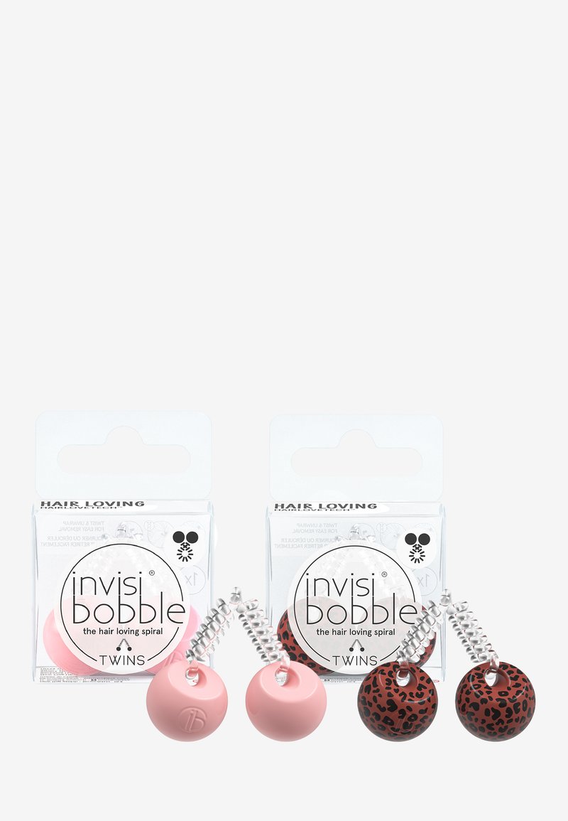 Zwei Sets Haaraccessoires in transparenter Verpackung: Ein Set besteht aus einfarbigen rosa Spiralen, das andere hat Leopardenmuster-Designs.