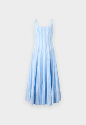 Φόρεμα ανοιχτού γαλάζιου χρώματος χωρίς μανίκια με λευκές κάθετες ρίγες, τετράγωνη λαιμόκοψη, εφαρμοστό μπούστο και φούστα σε στυλ καμπάνα με πιέτες.