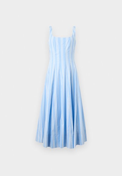 Φόρεμα ανοιχτού γαλάζιου χρώματος χωρίς μανίκια με λευκές κάθετες ρίγες, τετράγωνη λαιμόκοψη, εφαρμοστό μπούστο και φούστα σε στυλ καμπάνα με πιέτες.