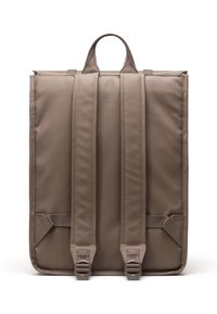 Zaino in tessuto color sabbia con un design strutturato. Presenta spallacci regolabili doppi, una maniglia superiore e chiusure a fibbia anteriori.