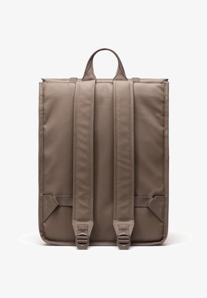 Béžový látkový batoh se strukturovaným designem. Obsahuje dva nastavitelné ramenní popruhy, horní madlo a přezkové uzávěry na přední straně.