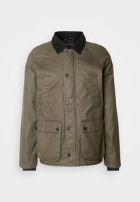 Abrigo verde oliva con un cuello de pana negro, cierre de botones, dos bolsillos frontales y un acabado de tela suave y texturizada.