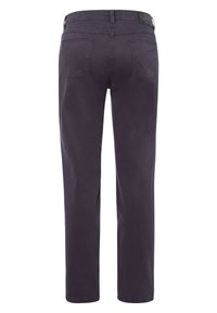 Pantaloni dritti viola scuro visti da dietro, con due tasche posteriori cucite e un'etichetta del marchio sulla vita.
