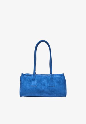 Sac à main rectangulaire en daim bleu avec longues anses et fermeture éclair sur le dessus, sur fond blanc.
