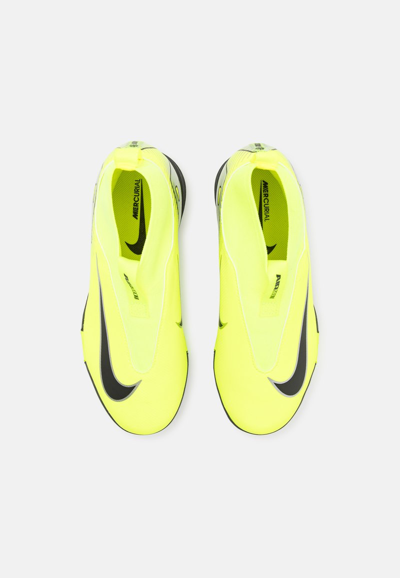 Helle gelbe Fußballschuhe mit einem schlanken Design, glatter Textur, schwarzen Akzenten und einem Logo. Sie bieten einen festen Sitz ohne Schnürsenkel.