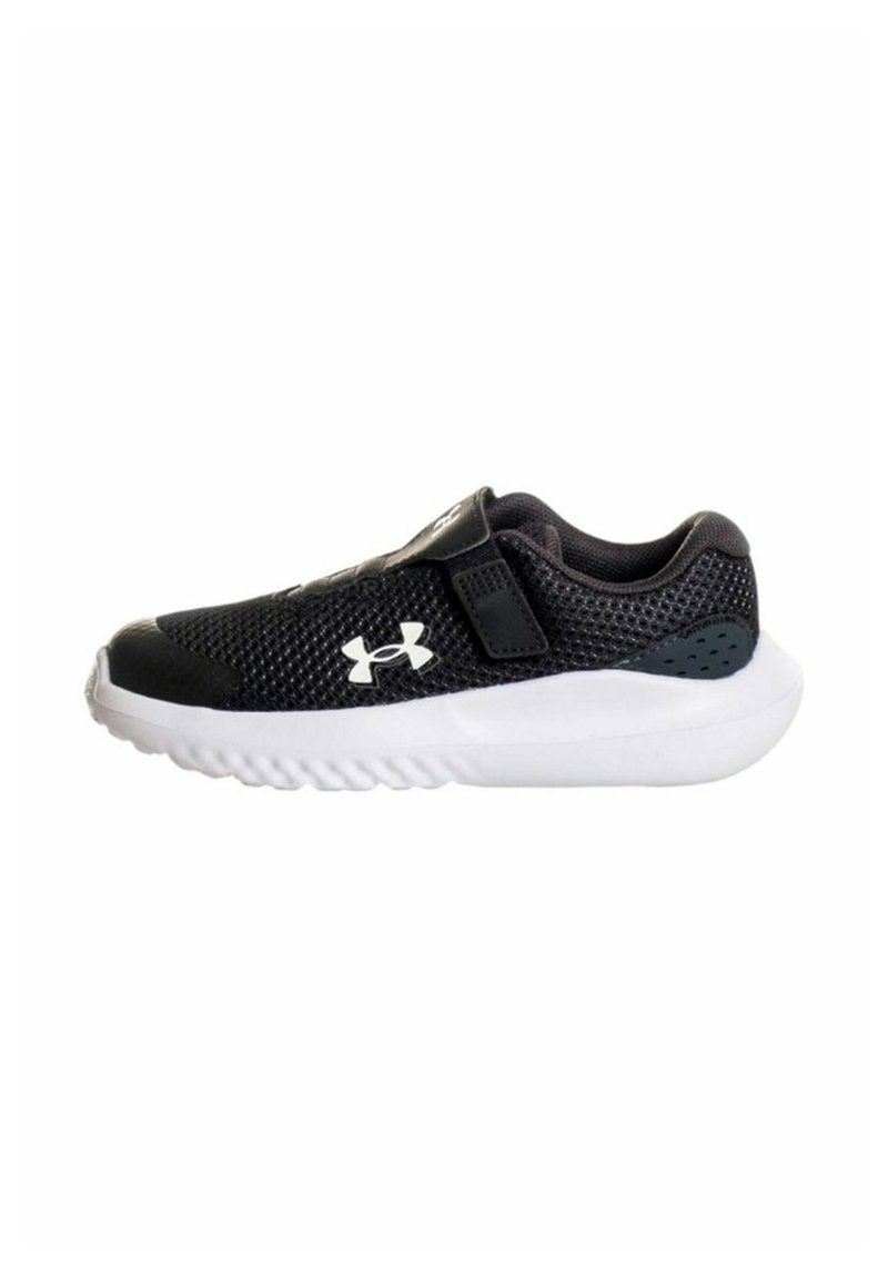 Scarpe sportive nere con tomaia in rete, cinturino in velcro e suola bianca. Presentano un tessuto testurizzato e un colletto imbottito per il comfort.