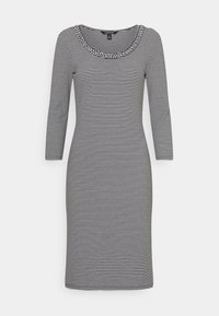 Sukienka w paski w czarno-białe poziome pasy, z okrągłym dekoltem z marszczeniem oraz rękawami o długości trzech czwartych.