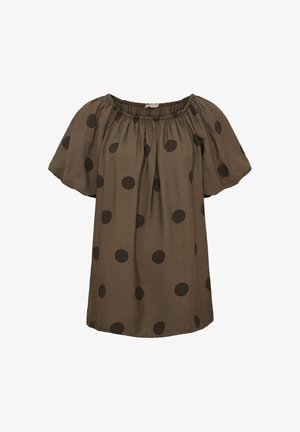 Brun kortærmet bluse med sorte polkaprikker, elastisk rynket halsudskæring og løs, flydende pasform.