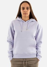 Felpa viola chiaro realizzata con tessuto morbido, dotata di tasca a marsupio e design del globo ricamato. Include cordini e orlo a costine.