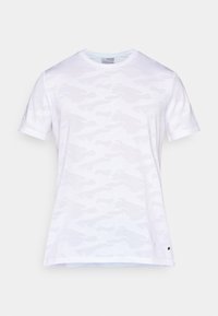 Hvid kortærmet t-shirt med et subtilt tonalt camouflage-mønster, rund hals, glat tekstur og lille logo-detalje ved sømmen.