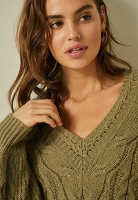 Next CABLE V-NECK - Sarafanas - khaki green