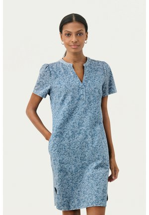 Kurzes, knielanges Kleid aus hellblauem Stoff mit Blumenmuster, mit einem V-Ausschnitt und seitlichen Taschen für zusätzliche Funktionalität.