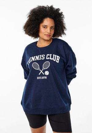 Felpa blu navy in cotone, con stampa "Tennis Club" e grafica bianca di racchette incrociate e pallone da baseball. Vestibilità ampia, colletto girocollo.