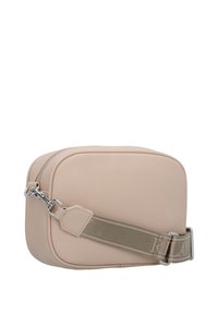 Borsa a tracolla in pelle sintetica beige con chiusura zip, forma rettangolare e tracolla in tessuto beige con dettaglio del logo embossato.