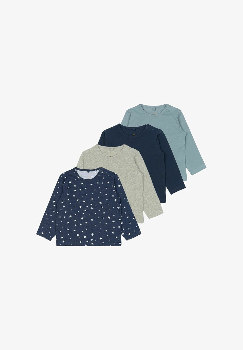 Négy hosszúujjú ing: egy sötétkék fehér csillagokkal, szürke, sötétkék és világoskék. Puha pamutból készült, kerek nyakkivágással és vállpántos gombolással.