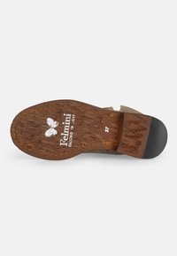 Suela de zapato de cuero marrón con superficie texturizada, que presenta un logo y una impresión de tamaño. Incluye una punta de goma para mayor durabilidad y agarre.