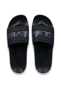 Μαύρα σανδάλια σλάιντ με υφασμένο λουράκι, που διαθέτει ανάγλυφο λογότυπο σε ανοιχτό μπλε. Η εσωτερική σόλα είναι λεία, σχεδιασμένη για άνεση και ευκολία στην χρήση.