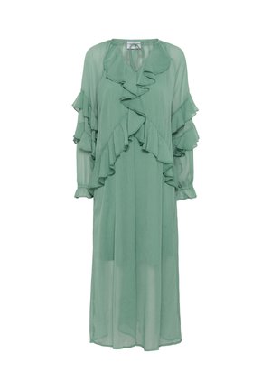 Lang, flydende kjole i lys grøn, med tierede flæser langs v-halsudskæringen og ærmerne, lavet af et gennemsigtigt, let stof.