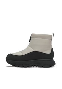 Lichtgrijze en zwarte waterdichte enkelboot met een getextureerd paneel, een gewatteerde bovenkant en een dikke rubberen zool met een robuust profiel.