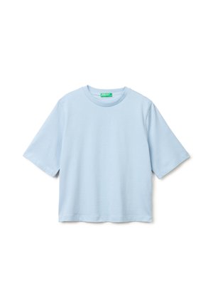 Lichtblauw T-shirt met korte mouwen en een ronde hals, een losse pasvorm, geribde kraag en een klein groen merkje aan de binnenkant van de hals.