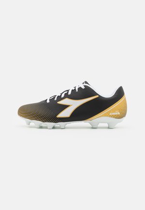 Scarpa da football nera con accenti dorati, caratterizzata da una superficie testurizzata e lacci bianchi. La suola presenta numerosi tacchetti per la trazione.