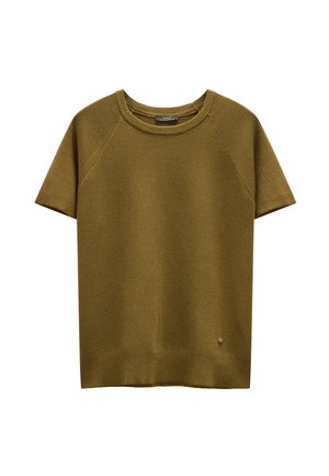 Sweter z krótkim rękawem, dzianinowy, w oliwkowym kolorze, z prążkowanym dekoltem i wykończeniem, z rękawami raglanowymi oraz małym detalem logo na dole.
