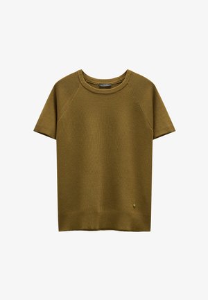 Sweter z krótkim rękawem, dzianinowy, w oliwkowym kolorze, z prążkowanym dekoltem i wykończeniem, z rękawami raglanowymi oraz małym detalem logo na dole.