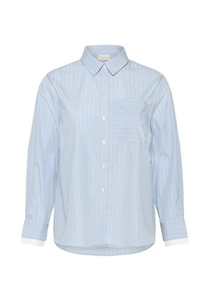 Svetlomodrá pruhovaná košeľa na gombíky s dlhými rukávmi, náprsným vreckom a bielymi manžetami. Vyrobená z hladkej látky.