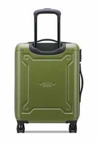 Valigia rigida verde oliva con un design geometrico testurizzato. Manico telescopico nero e quattro ruote per la mobilità. Manico laterale incluso.