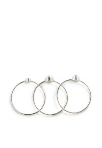 Sæt bestående af tre sølv metal hoops med afrundede toppe, der fremhæver en glat tekstur og cirkulær form. Hver ørering har en poleret overflade.