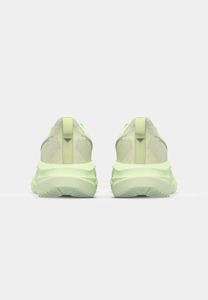 Scarpe sportive di colore verde chiaro con tomaia testurizzata, tallone imbottito e suola spessa e aderente, dotate di una linguetta sul retro per indossarle facilmente.