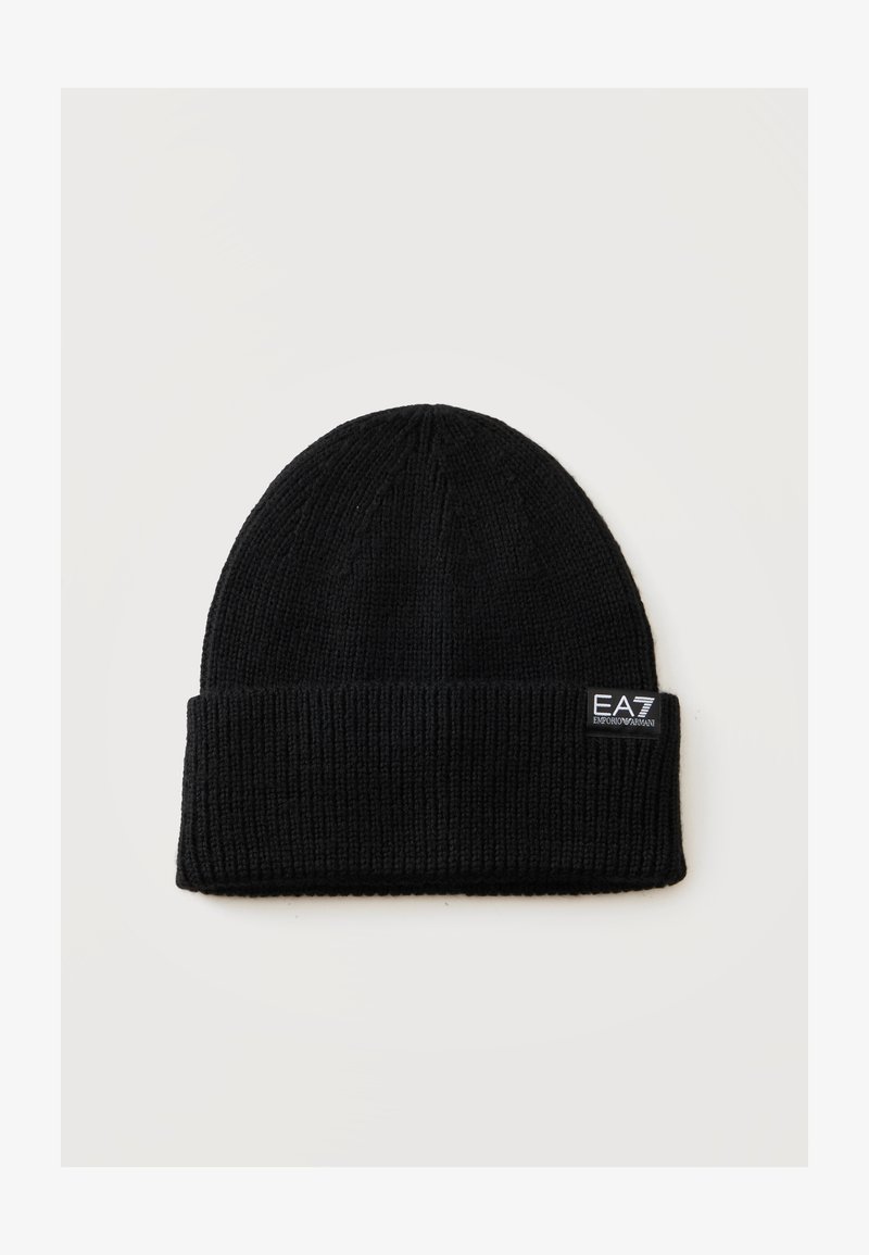 Bonnet beanie noir en maille avec revers plié et petite étiquette avec logo EA7 Emporio Armani sur le côté avant droit.