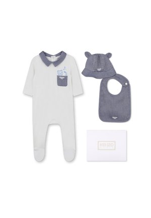 Body blanco para bebé con cuello y bolsillo gris, gorro gris con orejas de oso, babero gris y una caja blanca con el logo de Kenzo París.