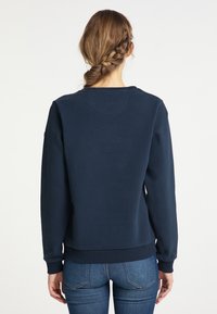 Sudadera azul marino con mangas largas, puños y dobladillo acanalados. Presenta un escote redondo y una textura suave, adecuada para un uso informal.